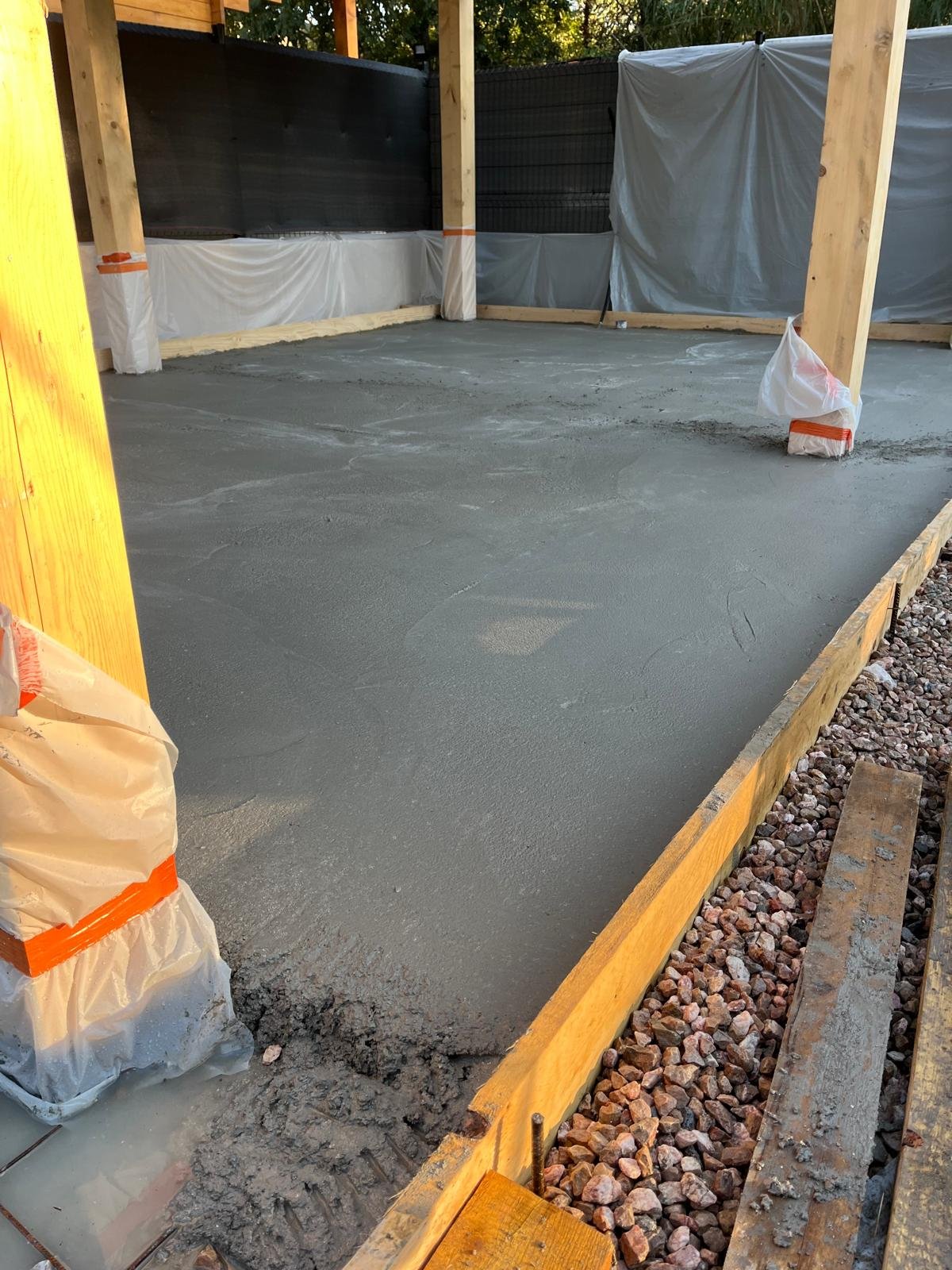 coulage d'une dalle en béton pour abris de jardin au Beausset